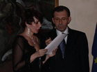 Laura legge una poesia con l'aiuto del cerimoniere