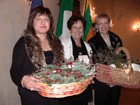 Maristella, Adriana e Daniela distribuiscono i regali di Natale