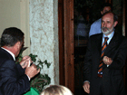 Sergio regge carte invisibili