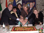 tutti i presidenti del club tagliano insieme la torta del  quinto compleanno del Club