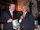 La consegna del nostro guidoncino al presidente del Villafranca